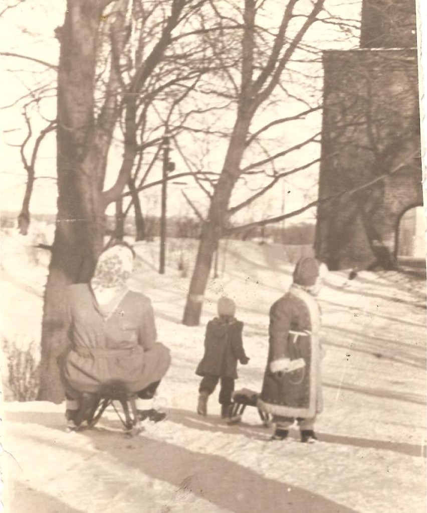 zimowy spacer 1958 - przed basztą Morze Czerwone