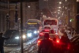 Intensywne opady śniegu. Totalny paraliż komunikacji miejskiej w Krakowie!