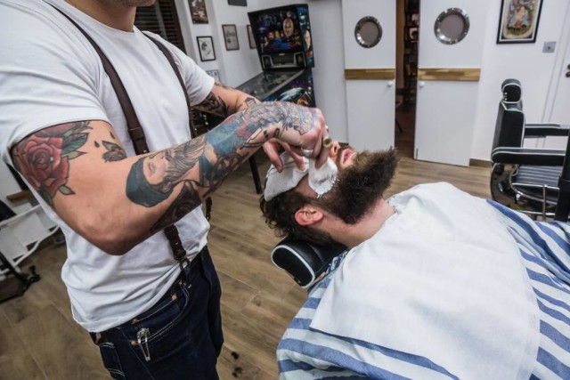 Chłopaki z "Ferajny" podkreślają, że ich barber shop to "nasza tajna kryjówka, nasz domek na drzewie, nasza baza". Dlatego też proszą, aby panowie nie zabierali ze sobą przedstawicielek płci pięknej. "Ferajna" znajduje się na ul. Andersa 6

Na miejscu można ostrzyc i wypielęgnować brodę (koszt 60 zł) albo wykonać klasyczną fryzurę, dzięki której nawet najbardziej zapuszczony facet zamieni się w dżentelmana (strzyżenie męskie – 90 zł). Za pakiet "góra i dół", czyli tak zwane combo, zapłacimy tu 130 zł. 

Więcej o Ferajnie w naszym artykule.