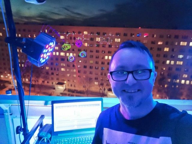 Balkonowe Disco w Jastrzębiu-Zdroju, czyli jak DJ Wąski, czyli Wojtek Antulis, rozbujał blokowiska!