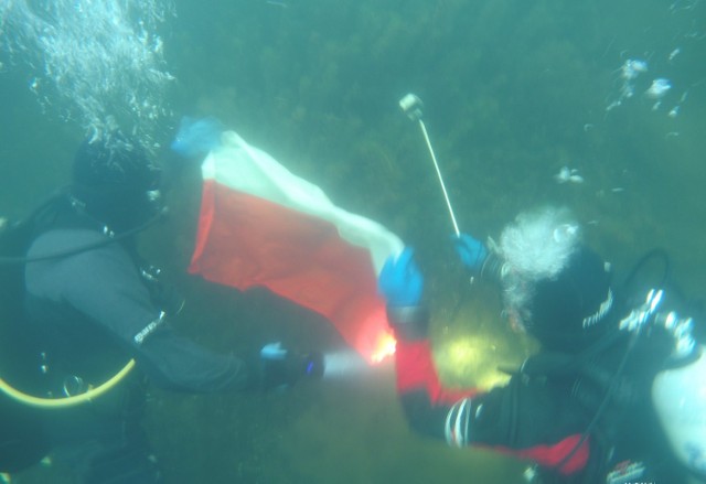 Ujęcie z flagą w jednym z naszych jezior