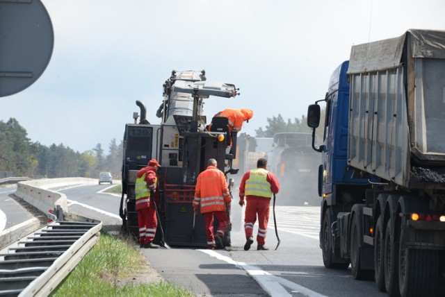 25.04.2016. droga a18 olszyna wroclaw  autostrada a18 a 18 zly stan drogi roboty drogowe na autostradzie 
fot. mariusz kapala / gazeta lubuska / polska press