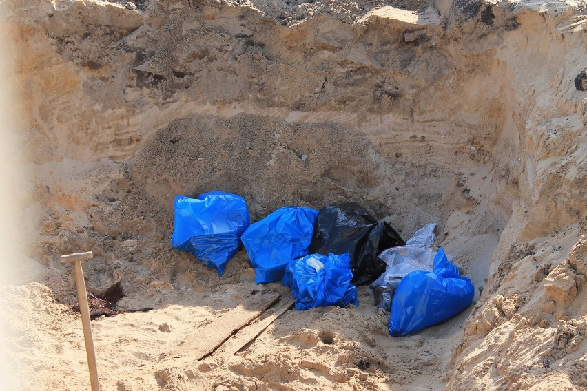 Trwa ekshumacja w Tomaszowie: Do poniedziałku znaleziono trzynaście ciał 