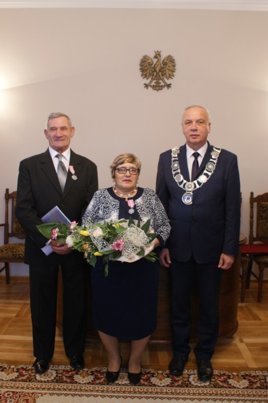 Burmistrz Bytowa Ryszard Sylka wręczył medale od Prezydenta RP parom z 50-letnim stażem małżeńskim