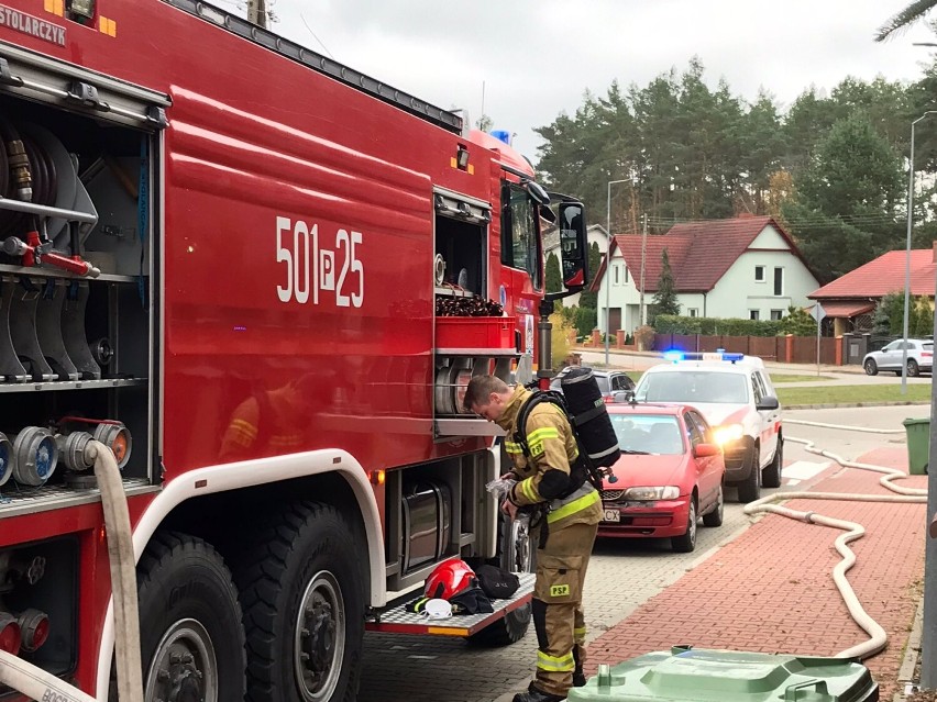 Pięć zastępów strażaków gasiło pożar budynku w Bielsku [FOTO]
