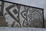Lustrzana mandala powstaje na ścianie cmentarza żydowskiego w Kaliszu ZDJĘCIA