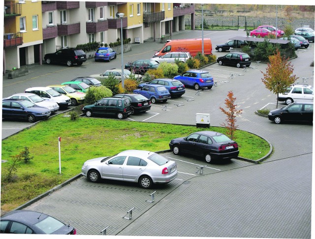 Teren między blokami należy do prywatnego właściciela, który za parking każe płacić.