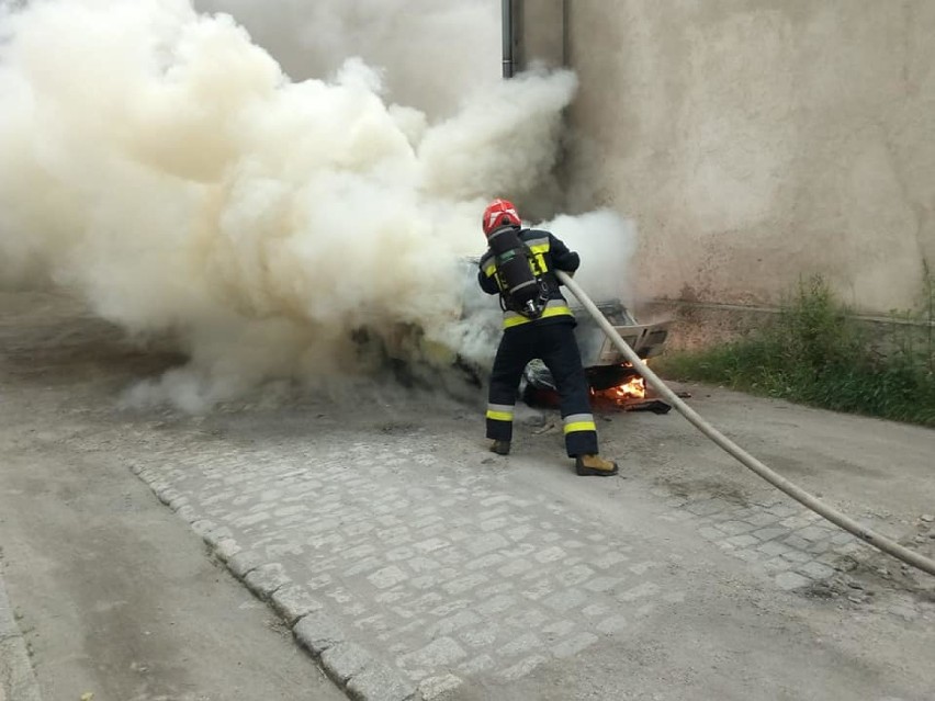 Gasili malucha w centrum miasta. Auto spłonęło... [ZDJĘCIA]