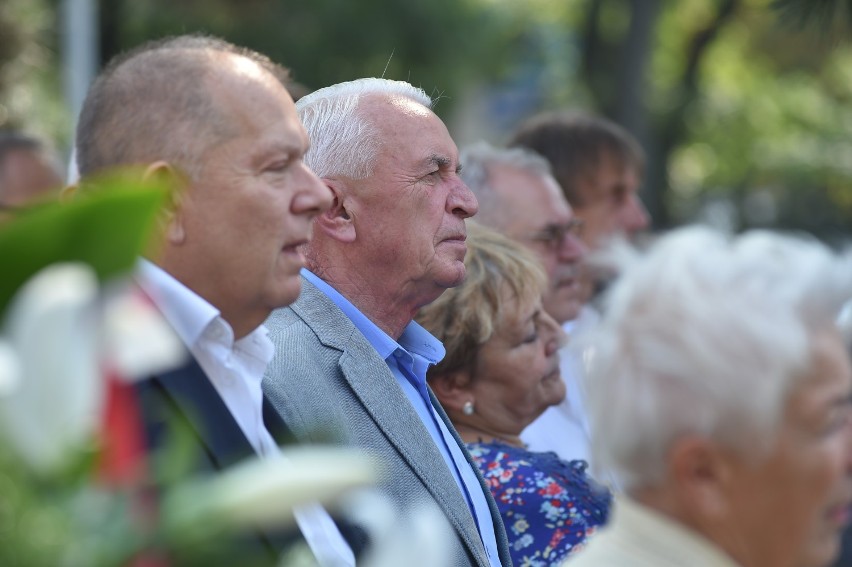 Solidarność świętowała 39.rocznicę powstania w Lesznie. Znicze i wiązanki pod pomnikiem [ZDJĘCIA]