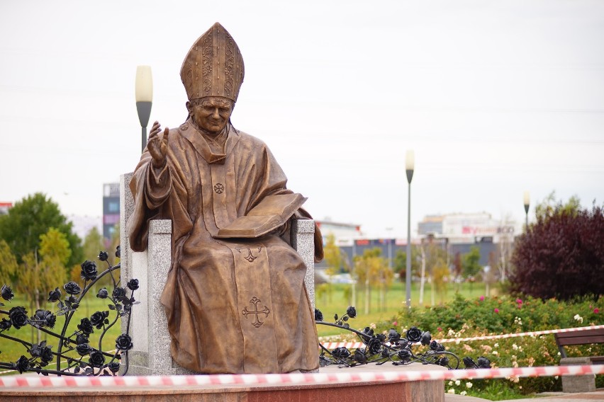 Pomnik Jana Pawła II już stoi w centrum Parku Papieskiego w Rzeszowie. Jak prezentuje się z bliska? Co z oficjalnym odsłonięciem?