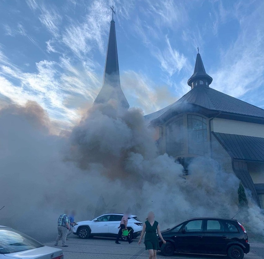W Słopnicach płonęły tuje przy kościele. Kłęby dymu było...