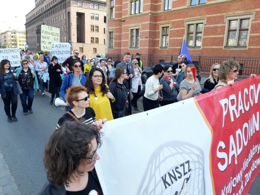 Uwaga kierowcy we Wrocławiu. Demonstrują pracownicy sądów i prokuratur. Centrum zakorkowane
