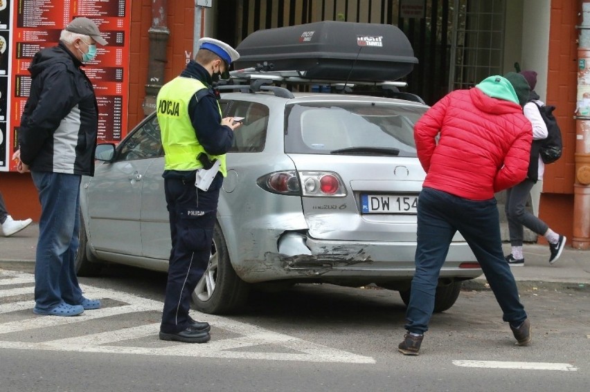 Kierowca BMW staranował 10 samochodów na ul. Krasińskiego we...
