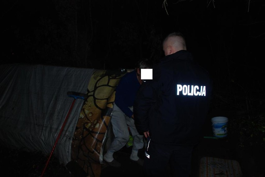 Pruszcz Gd.: Policja sprawdzała miejsca, w których przebywają bezdomni