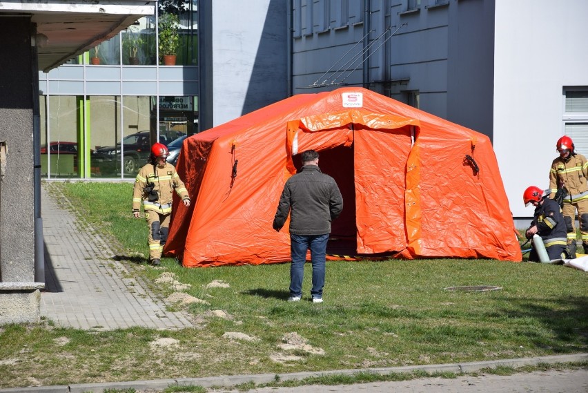Na terenie skierniewickiego szpitala stanął namiot do pobierania próbek [ZDJĘCIA]