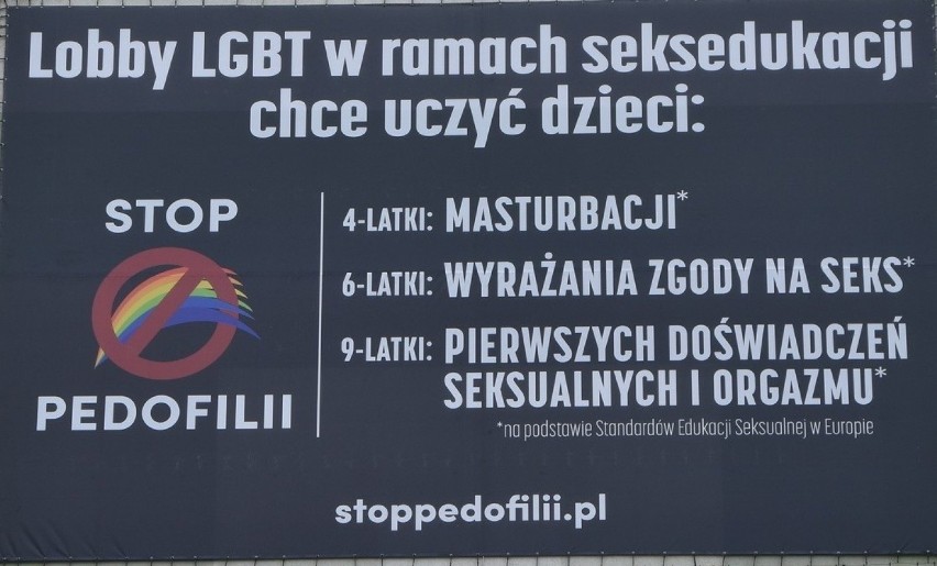 Bilbord łączący ruch LGBT z pedofilią wisi na wieżowcu przy...