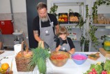 Finał warsztatów kulinarnych dla dzieci i młodzieży w hali owocowo-warzywnej „Zieleniak” w Stalowej Woli. Zobacz zdjęcia