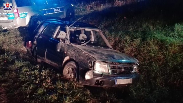 Średnia Wieś. Pościg za subaru. Auto dachowało w rowie