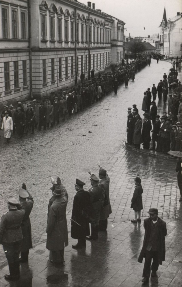 Defilada ochotników do SS Galizien, Sanok, ul. Kościuszki, maj 1943 r.