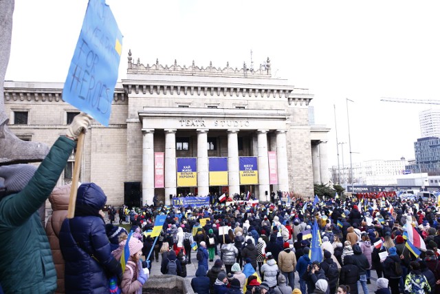 Warszawa solidarna z Ukrainą. Niedzielna demonstracja na Placu Defilad