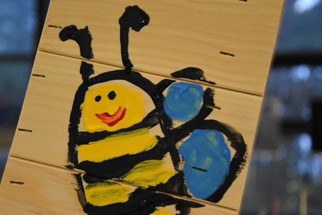 Malowanie uli miejskiej pasieki podczas akcji zorganizowanej przez Fundację Pszczoła