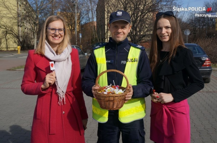 Policjanci z Pszczyny rozdawali paniom cukierki i lizaki ZDJĘCIA