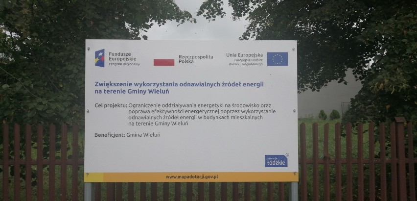 Falstart projektu OZE w gminie Wieluń. Są tablice promocyjne, nie ma instalacji. Na panele słoneczne i kotły czeka blisko 200 gospodarstw