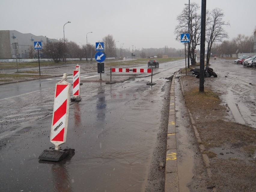 Protest aktywistów z grupy LDZ Zmotoryzowani pod siedzibą ZDiT-u. ZDJĘCIA