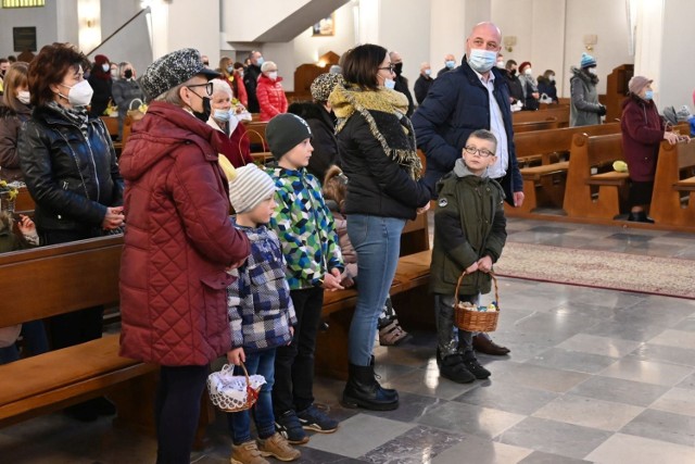 Wewnątrz kościoła, ale z zachowaniem zasad bezpieczeństwa odbyło się święcenie pokarmów w Wielką Sobotę w Parafii pod wezwaniem Miłosierdzia Bożego w Kielcach. 

Zobaczcie zdjęcia>>>