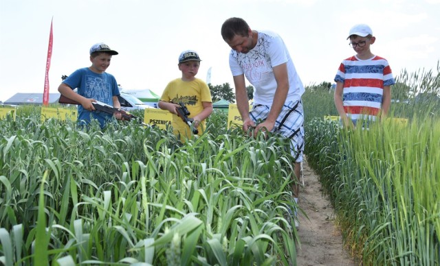 Krajowe Dni Pola odbywają się (19 i 20 czerwca 2021 r., w godz. 10 - 17) na terenie Kujawsko-Pomorskiego Ośrodka Doradztwa Rolniczego w Minikowie już po raz drugi. Tegoroczna kolekcja roślin zajmuje ponad  13 hektarów. Jest tam ponad 500 odmian roślin uprawnych, zarówno tych najważniejszych pod względem gospodarczym gatunków, jak i roślin wzbogacających płodozmian, poprawiających strukturę upraw czy też roślin niszowych. 
Międzynarodowe Targi Rolno - Przemysłowe „AGRO - TECH” Minikowo są imprezą towarzyszącą. Odbywają się już po raz 43. Łącznie z targami, Krajowe Dni Pola zajmują ponad 20 ha.  Hasło przewodnie tegorocznej edycji to „Europejski Zielony Ład na pol@ch w Polsce”.