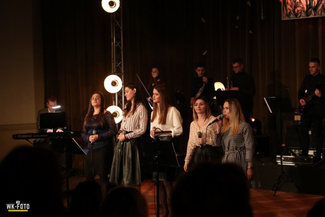 Głównym punktem obchodów Dnia Walki z Depresją w Tuchowie będzie czwartkowy koncert w Domu Kultury.  Wystąpi grupa artystyczna, pod kierownictwem muzycznym Ireneusza Szafrańskiego, która również przed rokiem uświetniła to wydarzenie