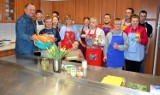 Uczestnik programu MasterChef poprowadził warsztaty wielkanocne w SOSW Sławno. Zdjęcia