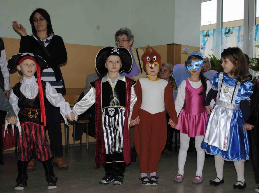 W Szkole Podstawowej nr 12 w Tczewie bawiły się dzieci z dziadkami