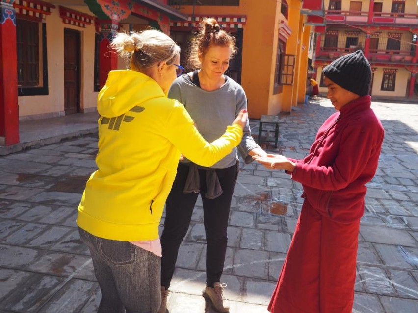 Ich pomoc raduje serca dzieci. Czyli pilanie z wizytą w nepalskim klasztorze [ZDJĘCIA]