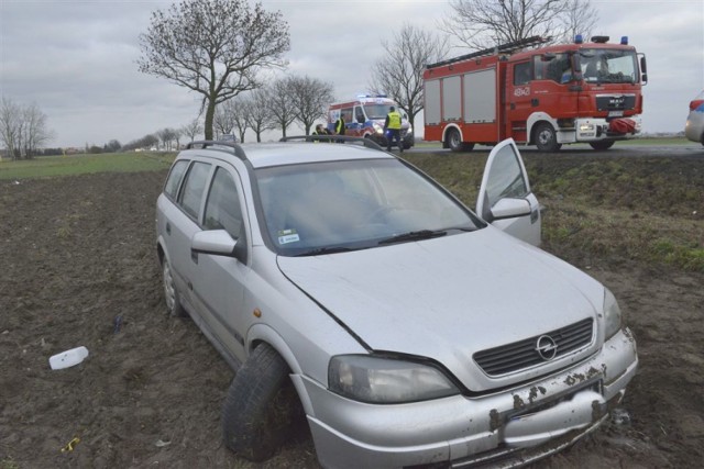 PONIN. Dachowanie samochodu, kierowca trafił do szpitala