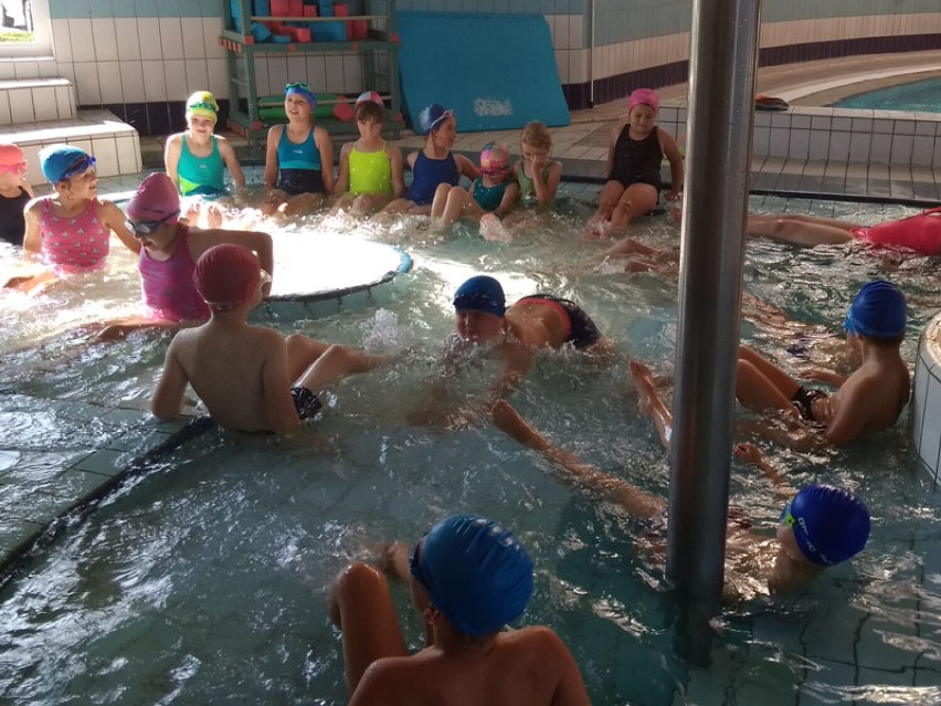 Kolejni uczniowie z podstawówki w Piątku uczą się pływać