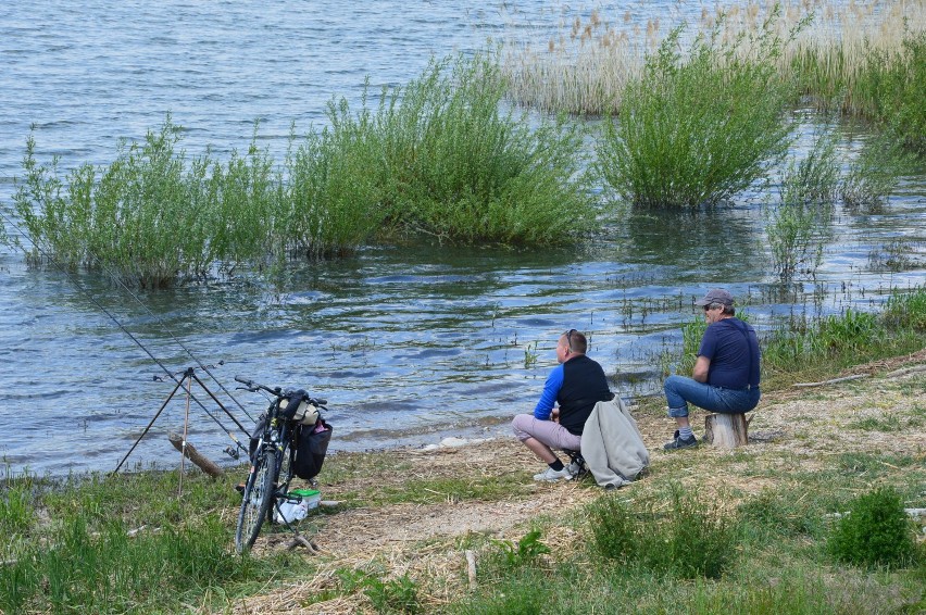 Nad Jeziorem Nyskim można zapomnieć o koronawirusie. Tak wygląda majówka na plaży