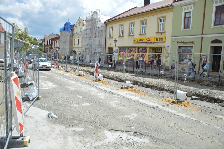 Bochnia. Przebudowa południowej pierzei Rynku, w tym miejscu asfalt zniknął bezpowrotnie [ZDJĘCIA]