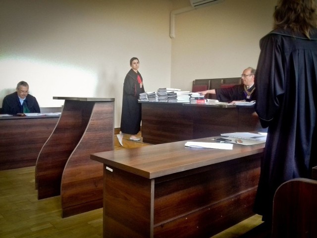 Adwokat oskarżonego sugerowała, że są błędy w wyliczeniach prokuratury. Prokurator Anna Wesołowska-Borek z licznych tomów akt sprawy wyłuskała te dotyczące wątpliwości i je rozwiewała