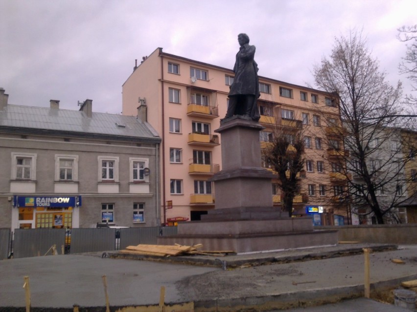 Trwają prace przy pomniku Adama Mickiewicza