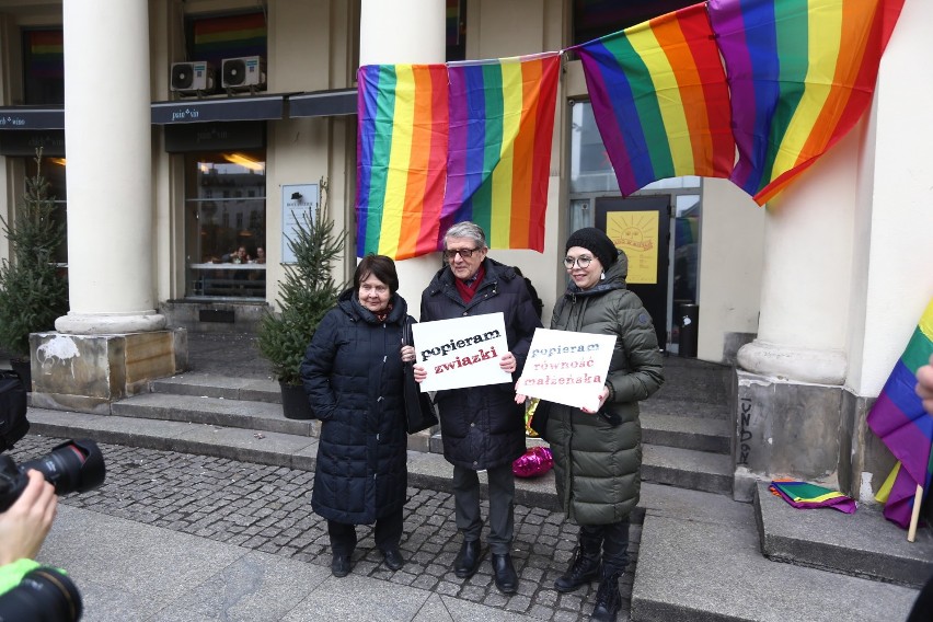 Popieram związki - foto happening na Placu Zbawiciela. Akcja promująca związki partnerskie [ZDJĘCIA]