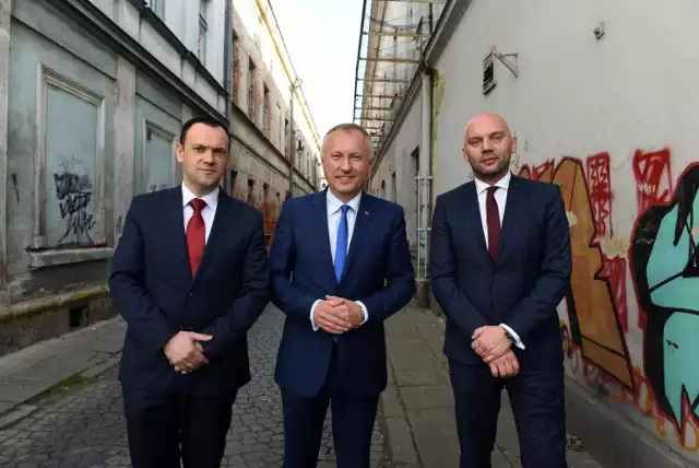 Stara ul. Wąska i nowa władza: Jacek Żelasko, Ludomir Handzel i Artur Bochenek (dziś ulica wygląda inaczej)