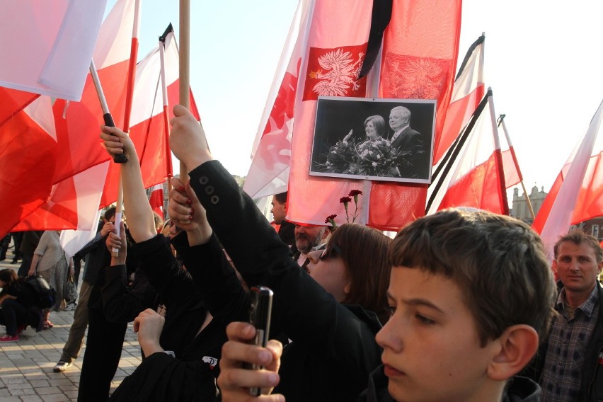 Kraków: rocznica pogrzebu Lecha i Marii Kaczyńskich. Policja oddziela dwie grupy [ZDJĘCIA]