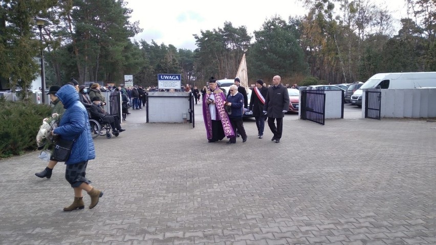 Radom. Wzruszające pożegnanie zmarłego nauczyciela Zdzisława Kosiora. Pożegnała go rodzina, delegacje radomskich szkół, przyjaciele