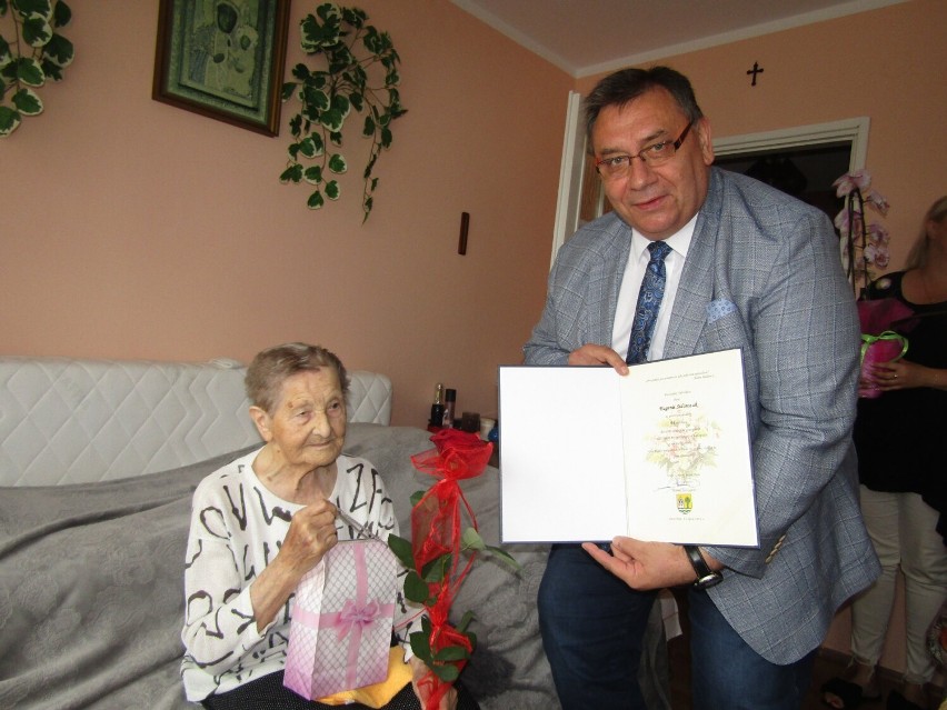 Stare Pole. 96 urodziny obchodziła Eugenia Sidorczuk. Wójt w imieniu całej społeczności złożył jubilatce życzenia