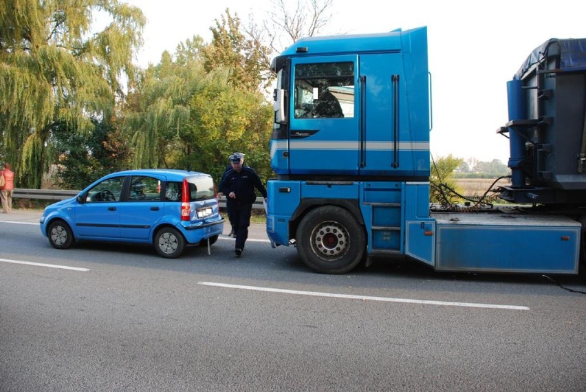 Cedry Małe: Zderzenie ciężarówki z osobówką. Jedna osoba została ranna
