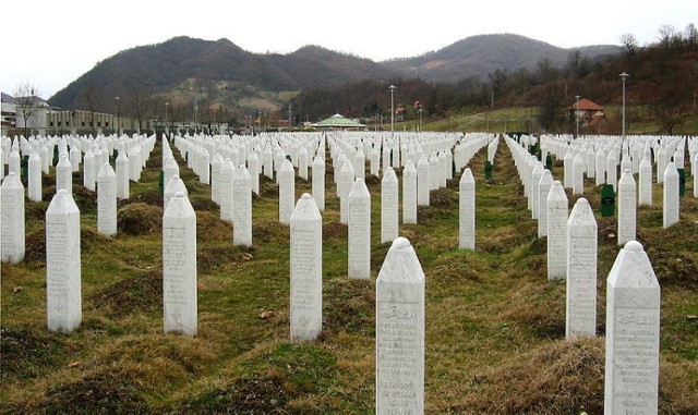 Cmentarz ofiar masakry w Srebrenicy.