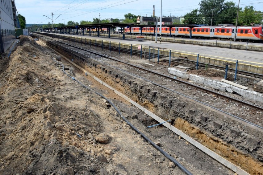 Stacja kolejowa w Kielcach będzie miała windę i wygodniejsze perony. Rozpoczął się remont  