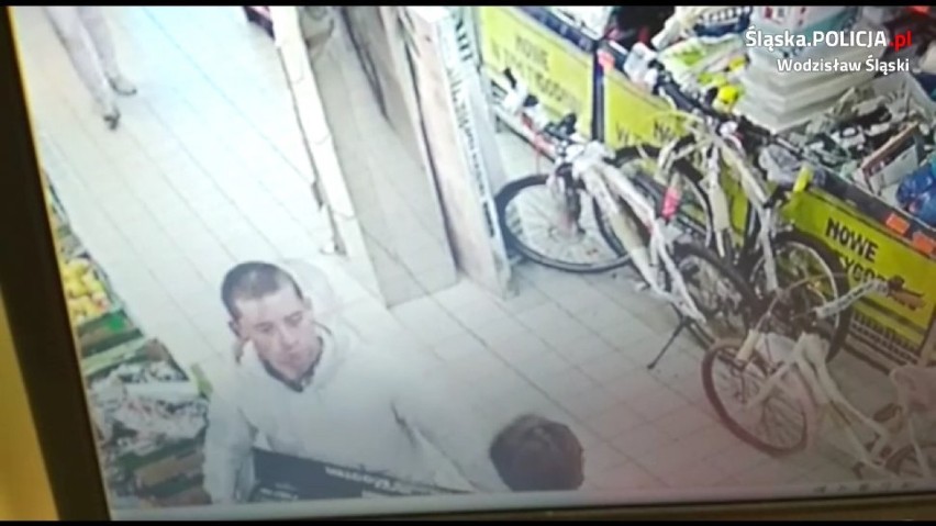 Ten mężczyzna zdaniem policji ukradł hulajnogi ze sklepu