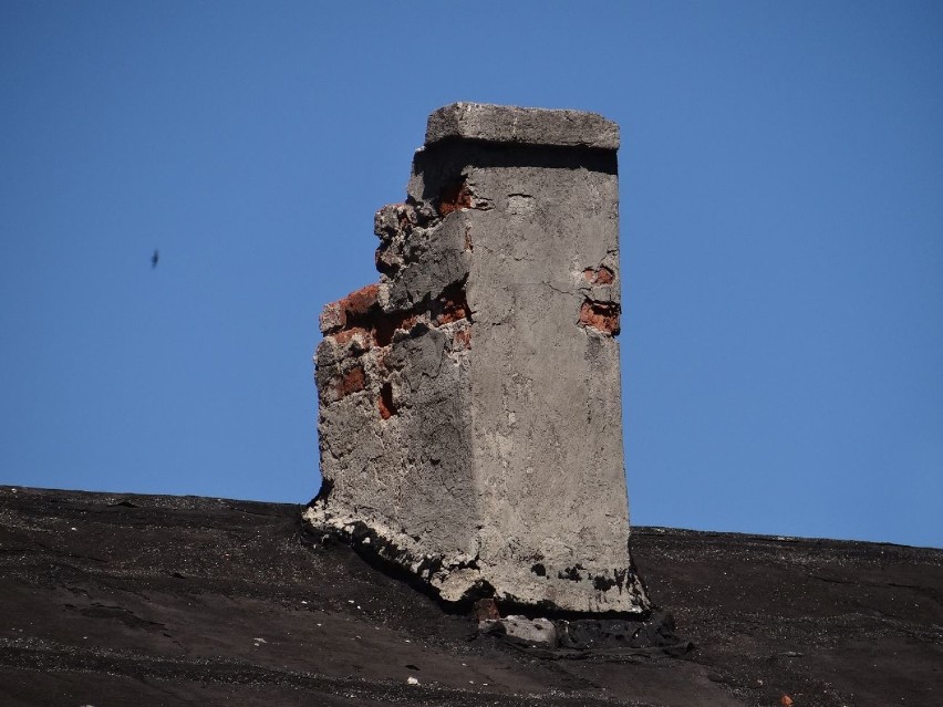 Kamienica w centrum Wielunia się sypie, to zamknęli ścieżkę. Radny Kaczmarek: To jest kpina [FOTO]